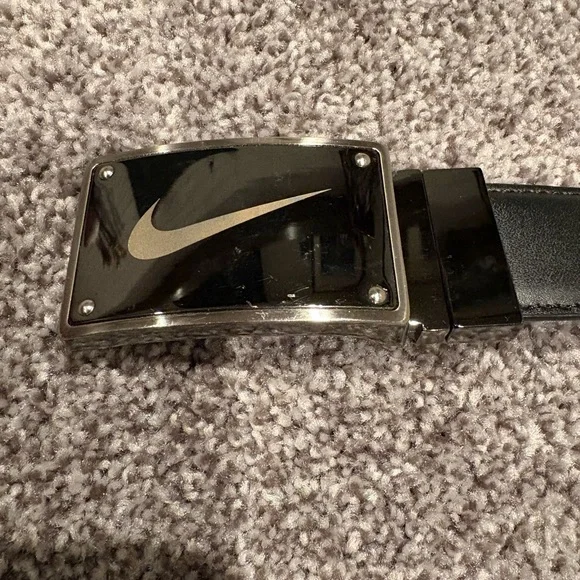 Nike Golf Reversible Leather Men's Belt - Picture 4 of 5